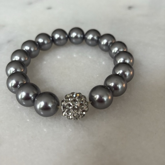 EUC BRACELET Gray Pearls with studded Accent Pearl. Large -Xl. Stretchy Highend - Picture 2 of 5
